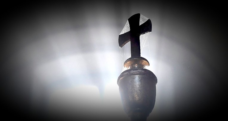 Tinejdžer u Francuskoj raspelom ubio svećenika koji ga je seksualno zlostavljao