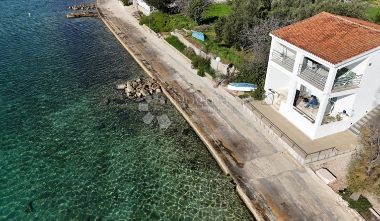 Top oglasi za nekretnine: Kuća u Zadru prvi red do mora s vezom za brod