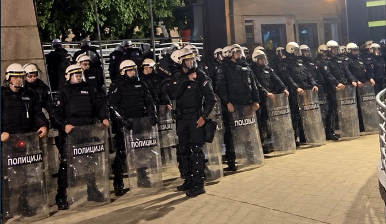 VIDEO Građani nakon Informera stigli pred Pink. Zgradu gađaju jajima