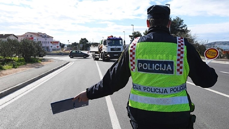 Kod Plitvičkih Jezera vozio pijan, bez vozačke i bez registracije. Uhićen je