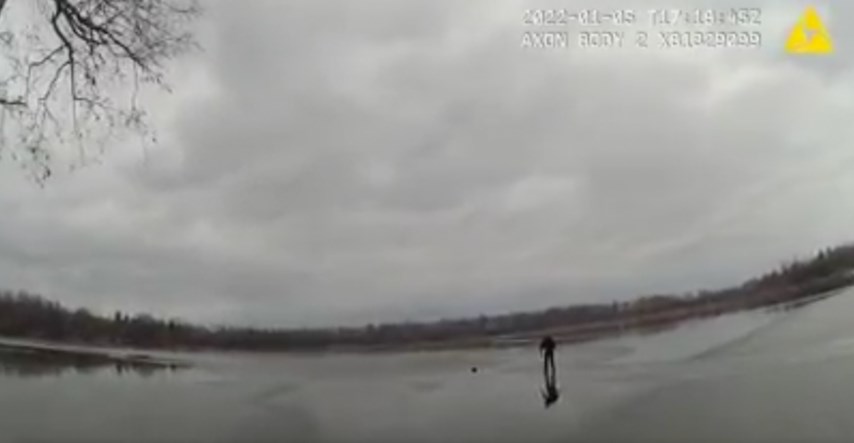 Policajac juri preko zaleđenog jezera kako bi spasio psa u videu koji izaziva trnce
