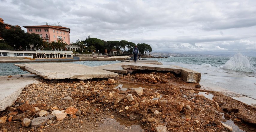 Olujno jugo razbilo kupalište u Opatiji. Štete i na crikveničko-vinodolskoj rivijeri