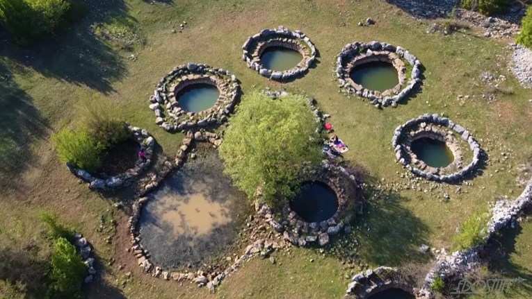 Prizor kao iz bajke: Malo ljudi zna za ove misteriozne bunare u Dalmaciji