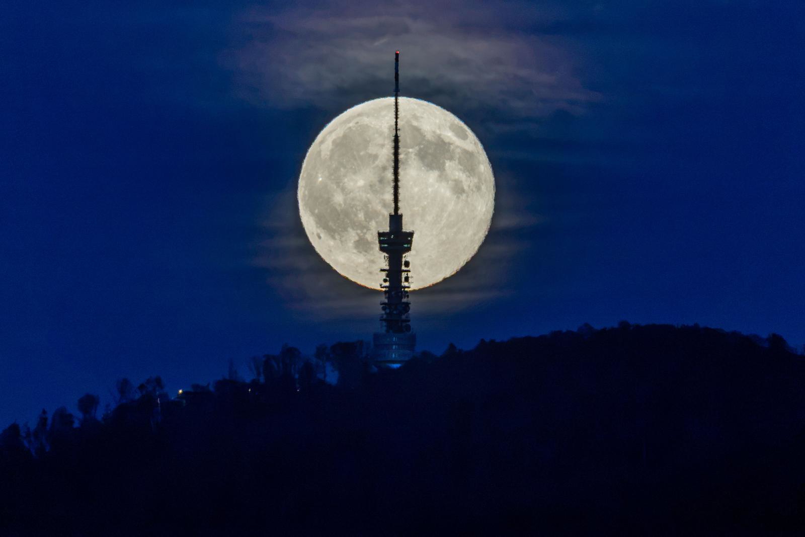 FOTO Nestvarni prizori iz Zagreba: Pogledajte Mjesec iza sljemenskog tornja