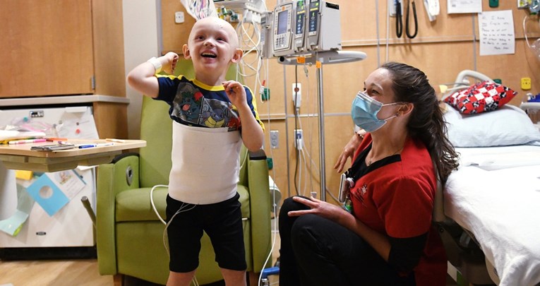 Dvojica dječaka dobila nova srca i nakon gotovo godinu dana napustila bolnicu