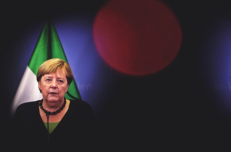 Merkel poziva na dijalog s talibanima radi nastavka evakuacije