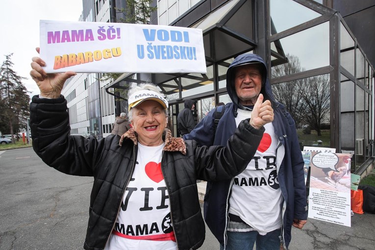 Marica ​​(75) i Mijat (78) s Vira stigli u Zagreb podržati Let 3. Poveli i - pijetla