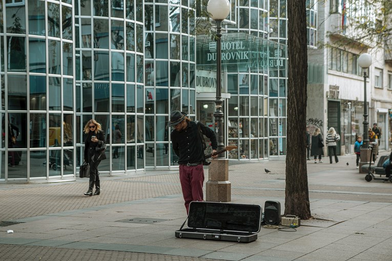 VIDEO Gitarist u centru Zagreba oduševio prolaznike svirkom, pogledajte što je izveo
