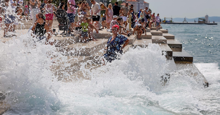 FOTO Turisti u Zadru uživali u valovima na Morskim orguljama