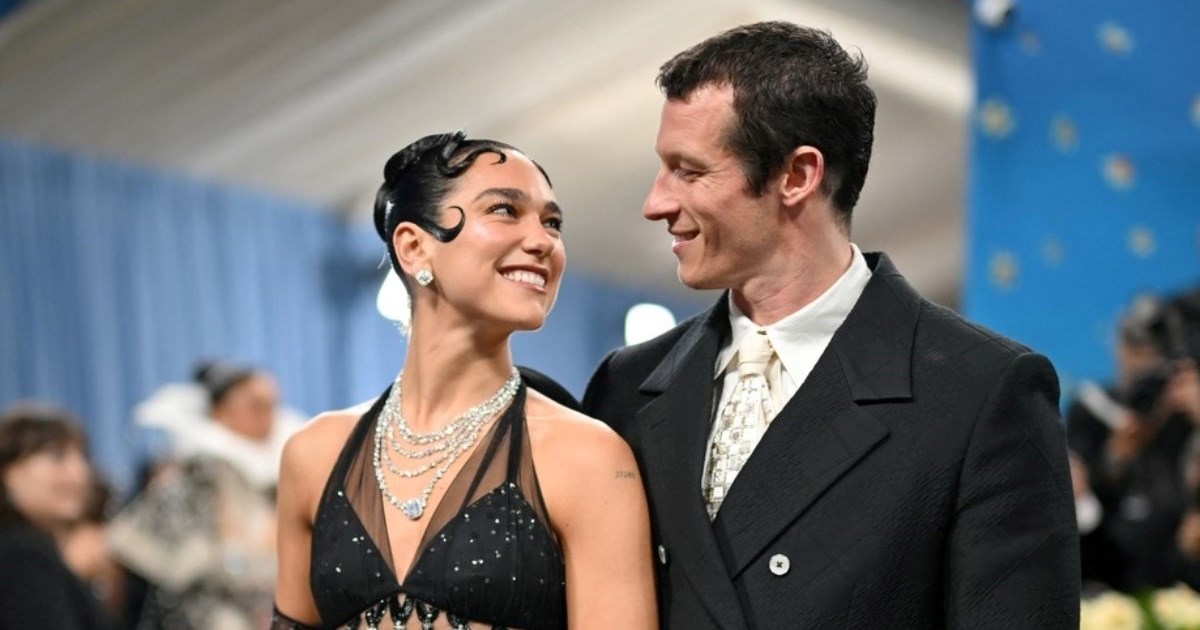 Dua Lipa na Met Gali potvrdila zaruke s Callumom Turnerom, pokazala prsten