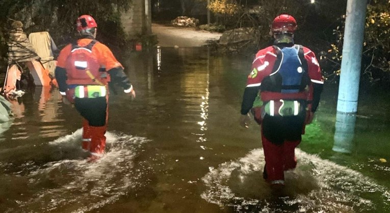 Poplava kod Vrgorca, dijelovi sela odsječeni. Voda je u 12 sati narasla pola metra