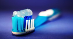 Čistite li četkicu za zube? Ako ne, radite si više štete nego koristi