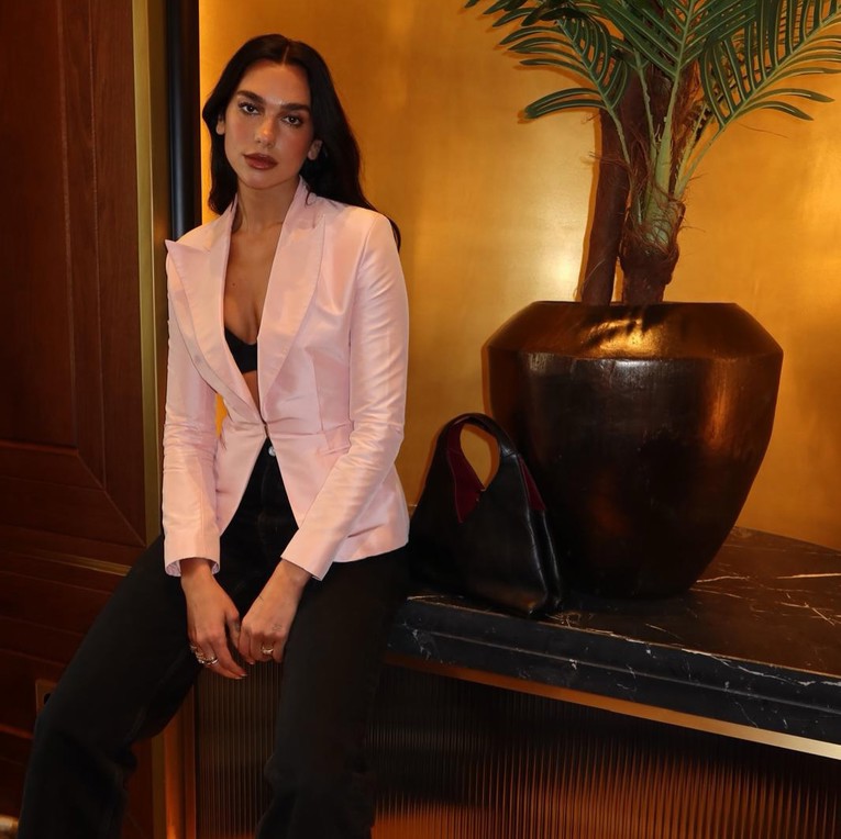 Dua Lipa u Varšavi pokazala odvažnu verziju trenda "uredska sirena"