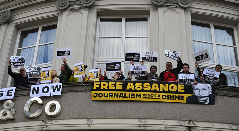 FOTO Novinari se okupili u Zagrebu i podržali Juliana Assangea