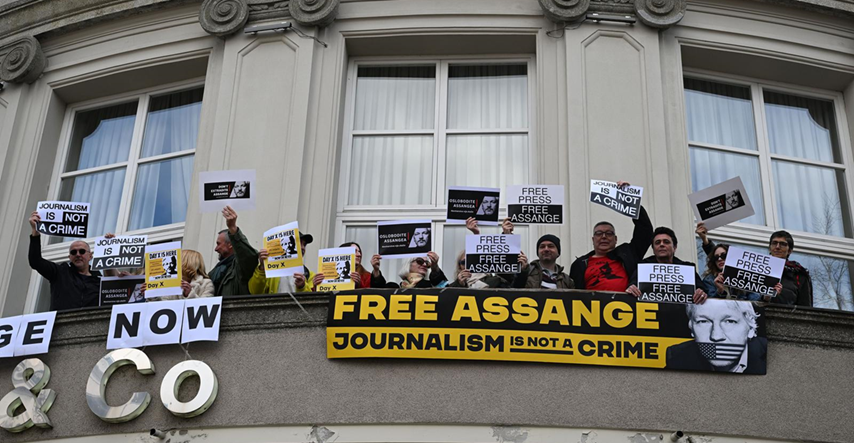 FOTO Novinari se okupili u Zagrebu i podržali Juliana Assangea