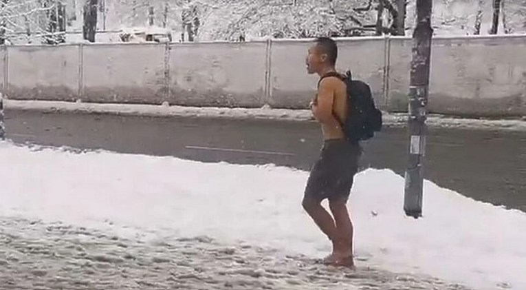 Muškarac po snijegu prošetao centrom Sarajeva polugol