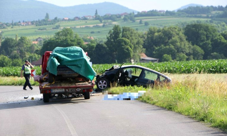 Teška nesreća kod Požege: Mladić se Mercedesom frontalno zabio u kamion i poginuo