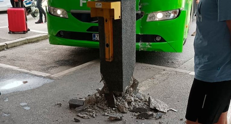 FOTO Autobus se zabio u stup na kolodvoru u Pločama