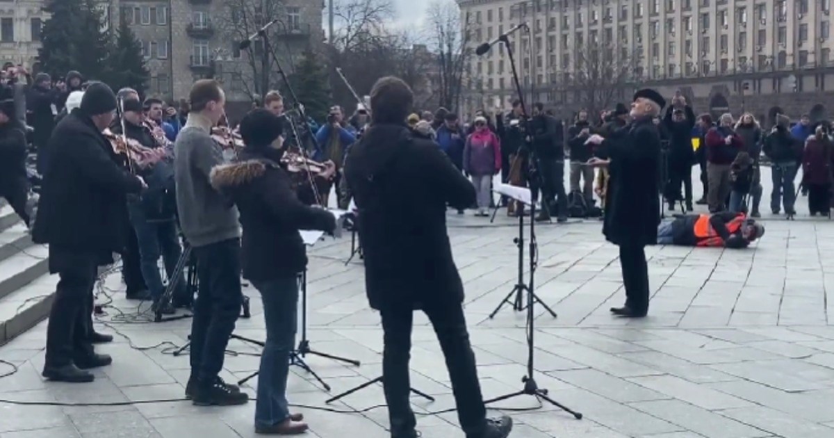 Kijevski simfonijski orkestar na Majdanu održao koncert kojim je pozvao na mir