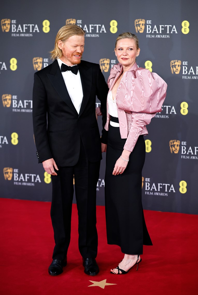 Slavna glumica doživjela modni gaf, pukla joj suknja na BAFTA afterpartyju