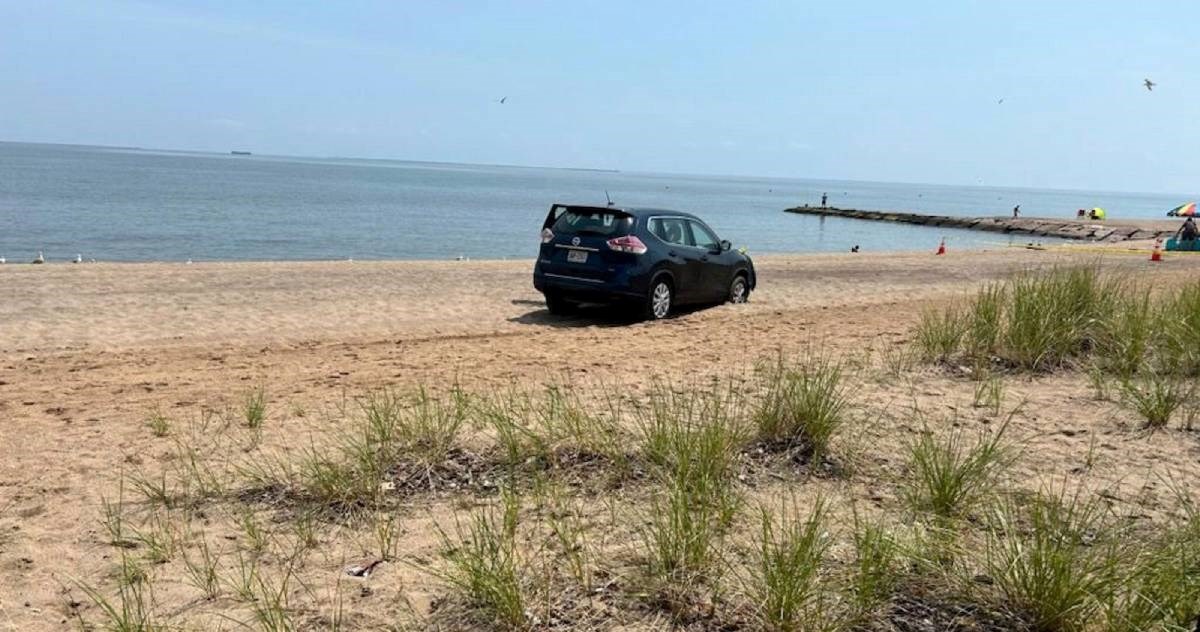 Otac na plaži u Americi pokušao utopiti vlastitu djecu. Spriječio ga policajac