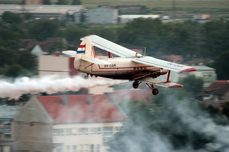 Zbog problema na avionu odgođeno zaprašivanje komaraca u Osijeku