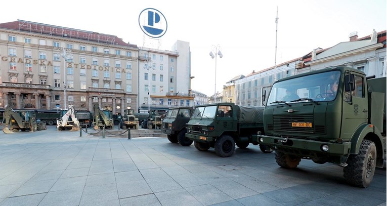 VIDEO Vojska čisti Trg bana Jelačića od posljedica potresa