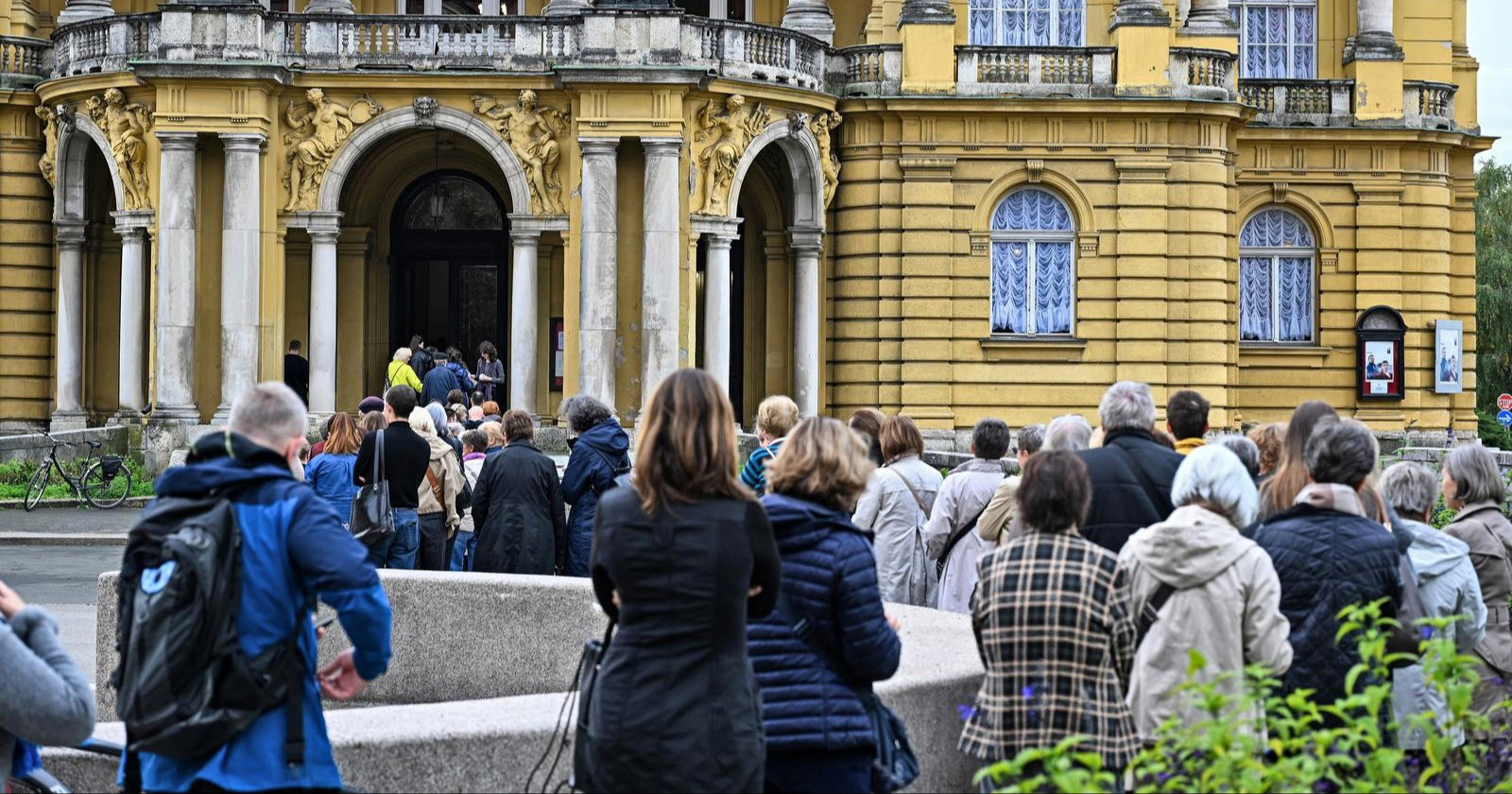 Zbog baleta nastali redovi ispred HNK, ljudi čekaju satima