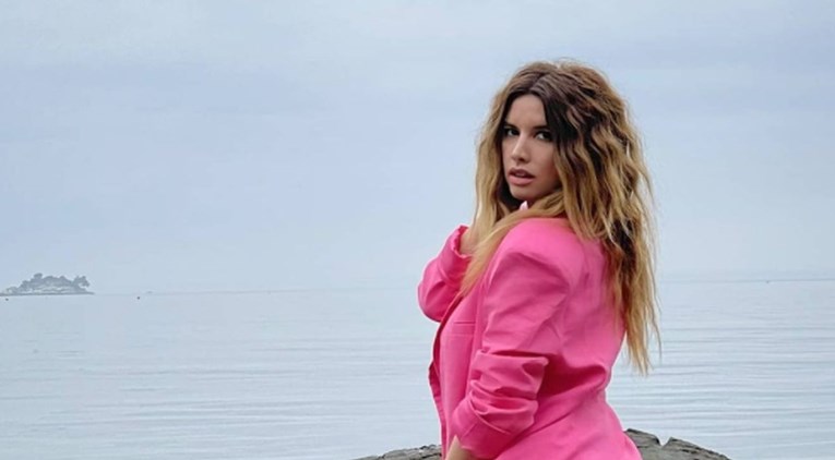 Nives Celzijus objavila fotku obnažene stražnjice, fanovi se pitaju nosi li gaćice