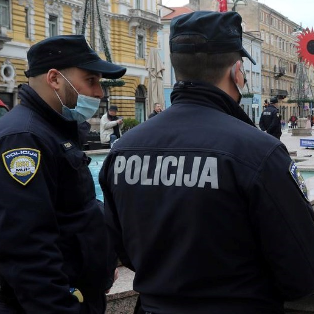 Trojica, među kojima i maloljetnik, pretukla i opljačkala muškarca u centru Rijeke