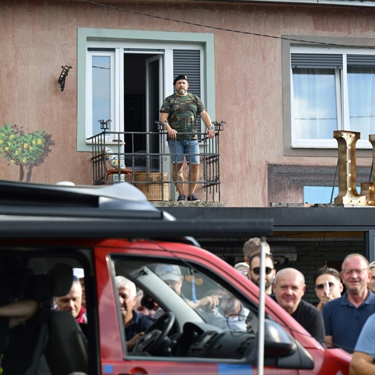 Morali su se snaći: Pogledajte odakle su sve građani pratili mimohod