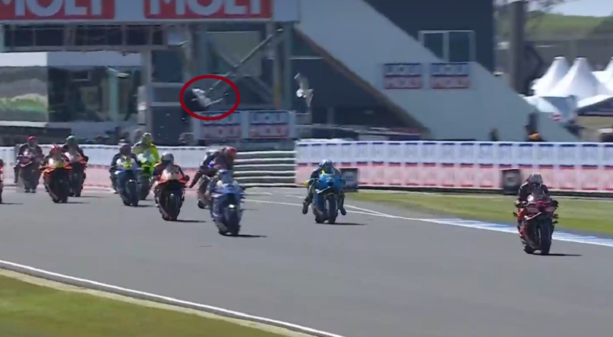 VIDEO Motorist pobijedio u sprintu, ali se zabio u galeba