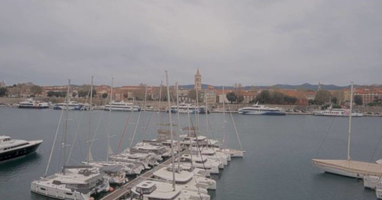 HAK: Orkanska bura zatvara ceste i trajektne linije. Zatvoren i paški most