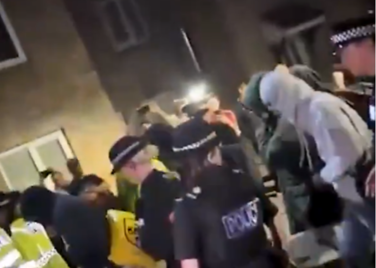 VIDEO U Britaniji izbili neredi protiv azilanata. Policajka "teško ugrižena"