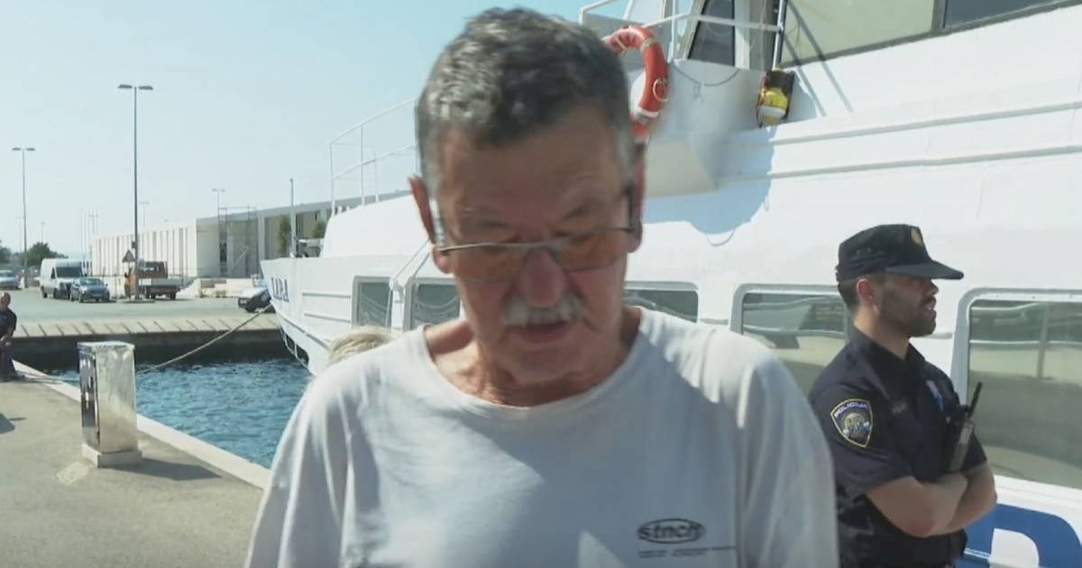 Otočani blokirali Jadrolinijin brod u Šibeniku