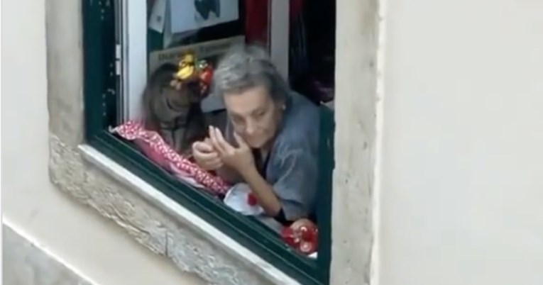 Žena u Portugalu po cijele dane sjedi uz prozor i prolaznicima pokazuje svoju mačku