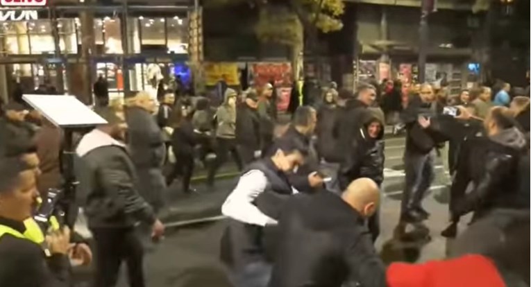 VIDEO U Beogradu napadnut Nemanja Šarović: "Pi*ko ustaška"