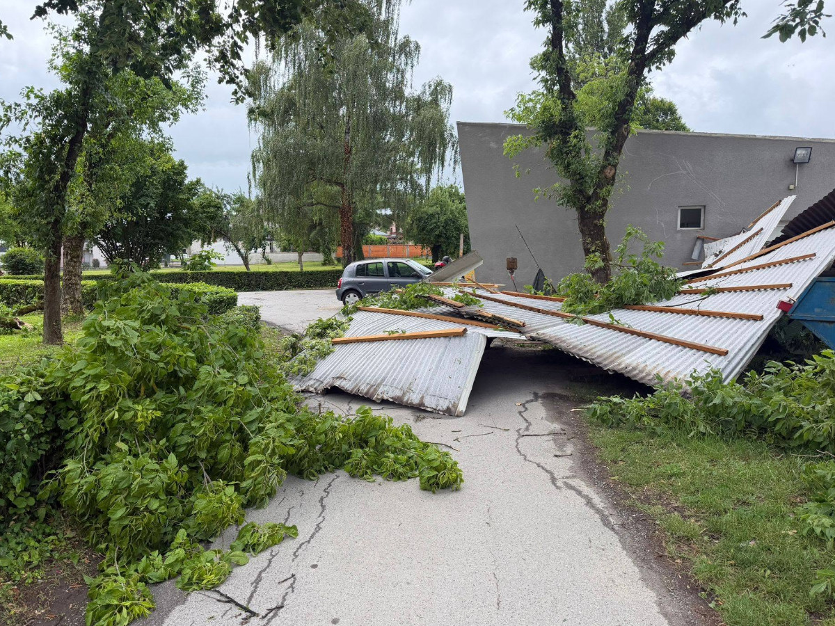 Olujno nevrijeme pogodilo Novu Gradišku. Vjetar rušio stabla i nosio krovove