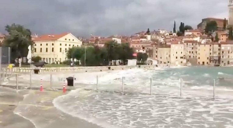 VIDEO Nevrijeme zahvatilo Istru, plima poplavila rive, prevrnute brodice