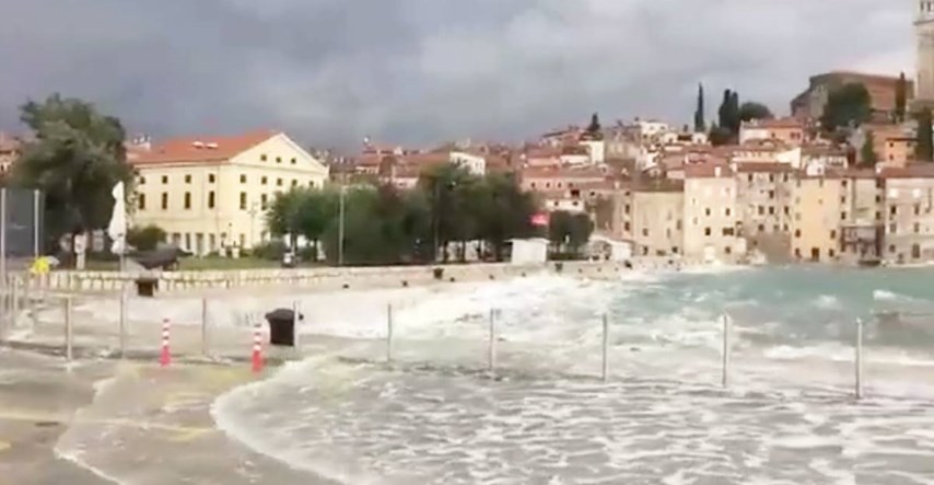 VIDEO Nevrijeme zahvatilo Istru, plima poplavila rive, prevrnute brodice