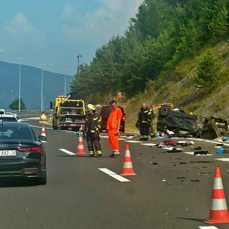  Nesreća na A1, vojni auto na krovu, dva vojnika ozlijeđena. Doznali smo detalje