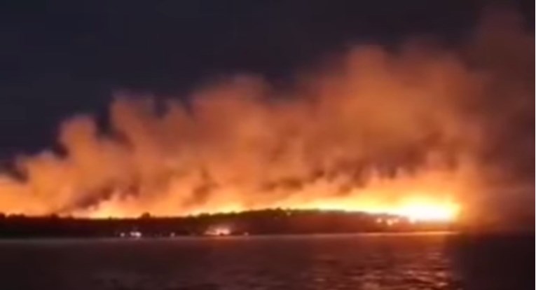Zbog požara na otoku kod Zadra evakuirano 50-ak ljudi. Ozlijeđena dva vatrogasca