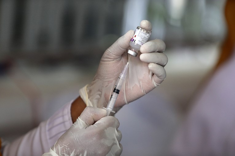 EU planira kupiti barem 300 milijuna doza potencijalnog cjepiva od britanske tvrtke