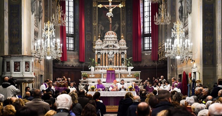 Katolička Crkva u Italiji ponovno dozvolila rukovanje pri kraju mise