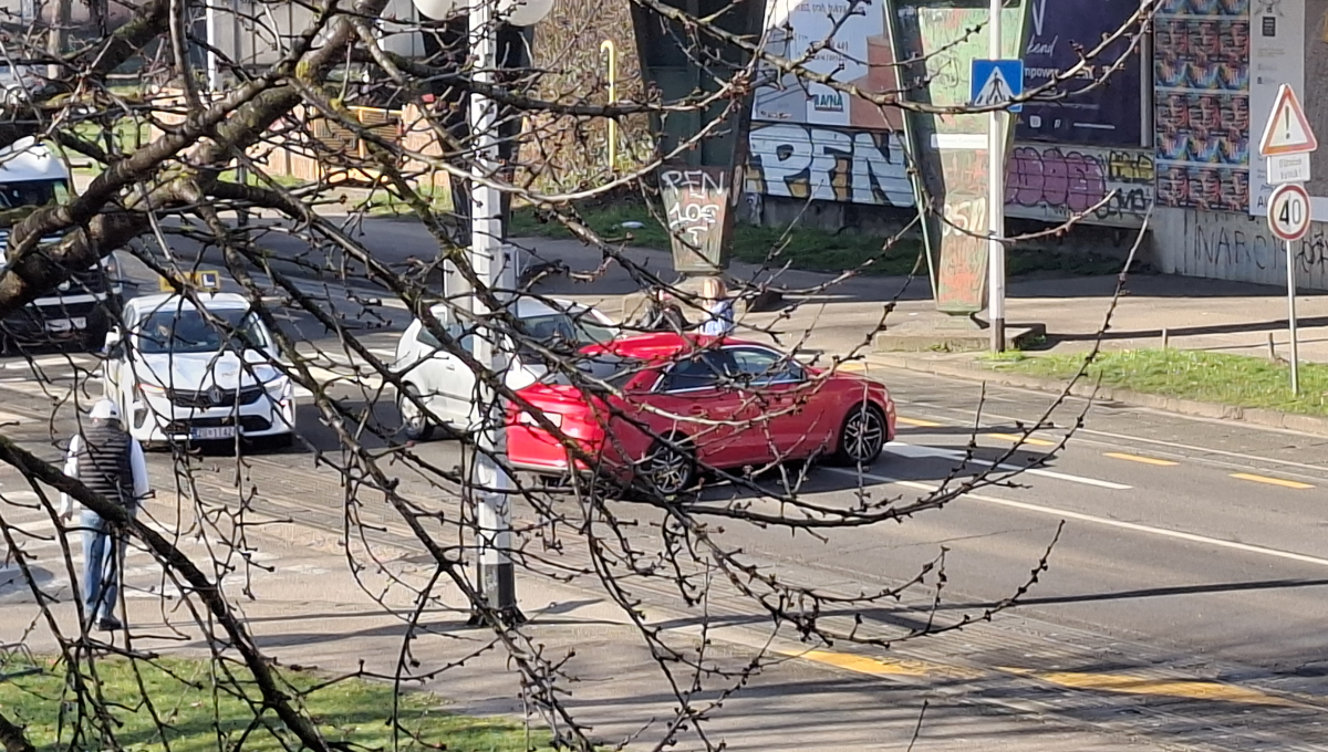 Sudar u Zagrebu. Audi skretao preko pune crte, auto se zabio u njega