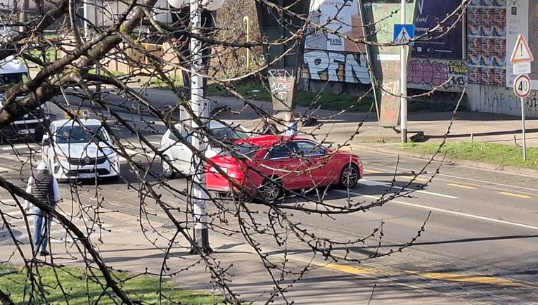 Sudar u Zagrebu. Audi skretao preko pune crte, auto se zabio u njega