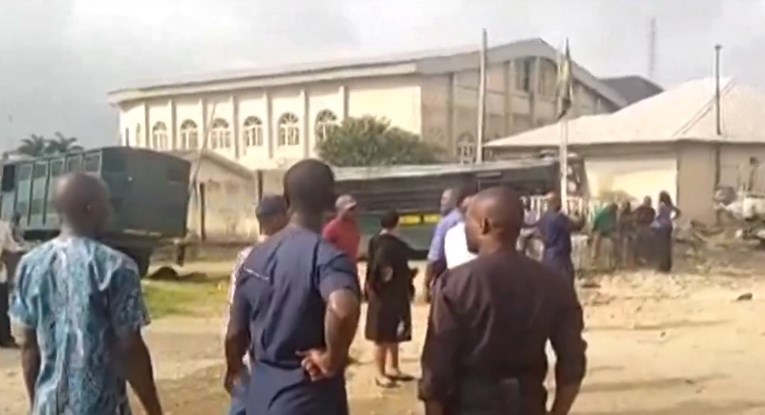 Napadnut zatvor u Nigeriji: Eksplozivom raznijeli ogradu, pobjeglo 266 zatvorenika