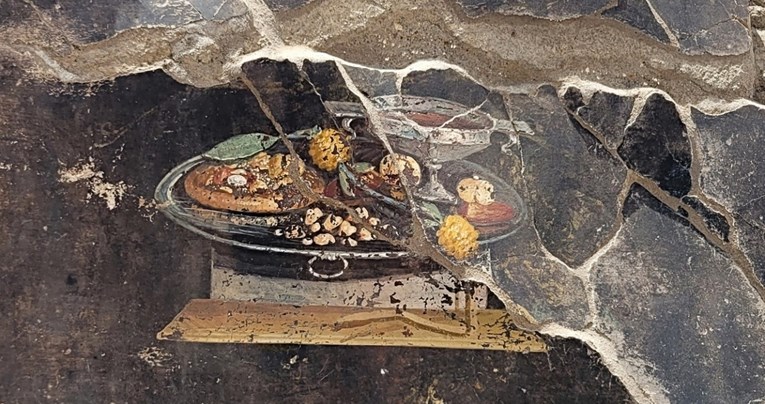 Ova freska je pronađena u Pompejima, vidite li što je na njoj?