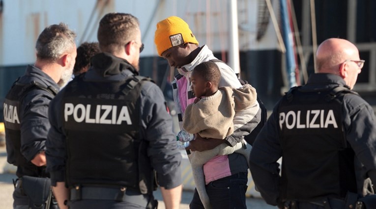 Italija dopustila iskrcaj migranata s njemačkog broda, drugi brodovi čekaju