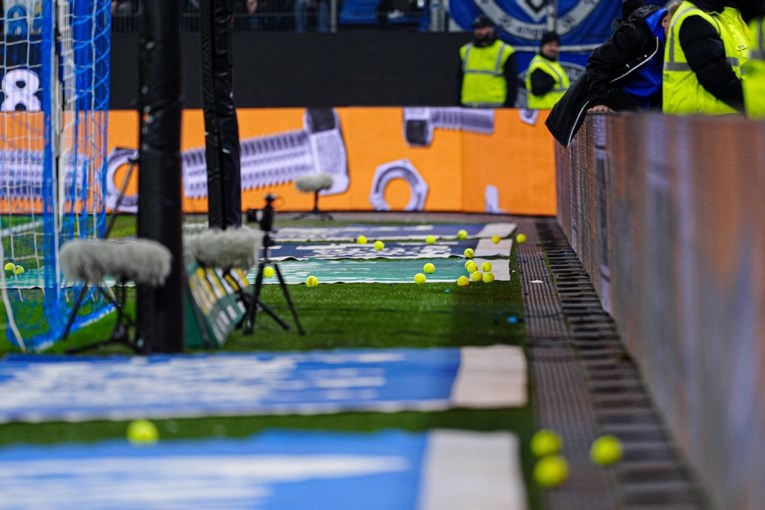 Utakmica Bundeslige prekinuta nakon 9 sekundi. Pogledajte što se dogodilo